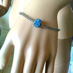 BNWOT GORGEOUS SILVER BRACELET (PANDORA STYLE) BLUE RHINESTONE CHARM